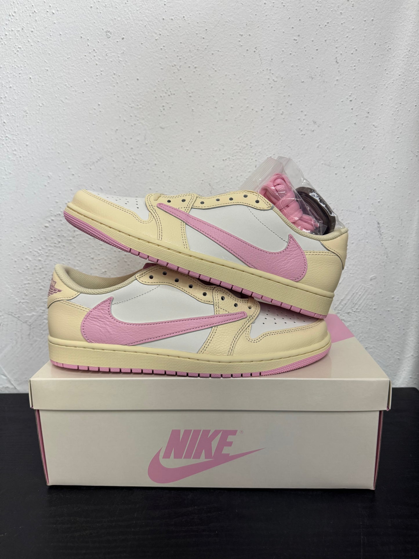 JORDAN 1 LOW TRAVIS SCOTT SHY PINK