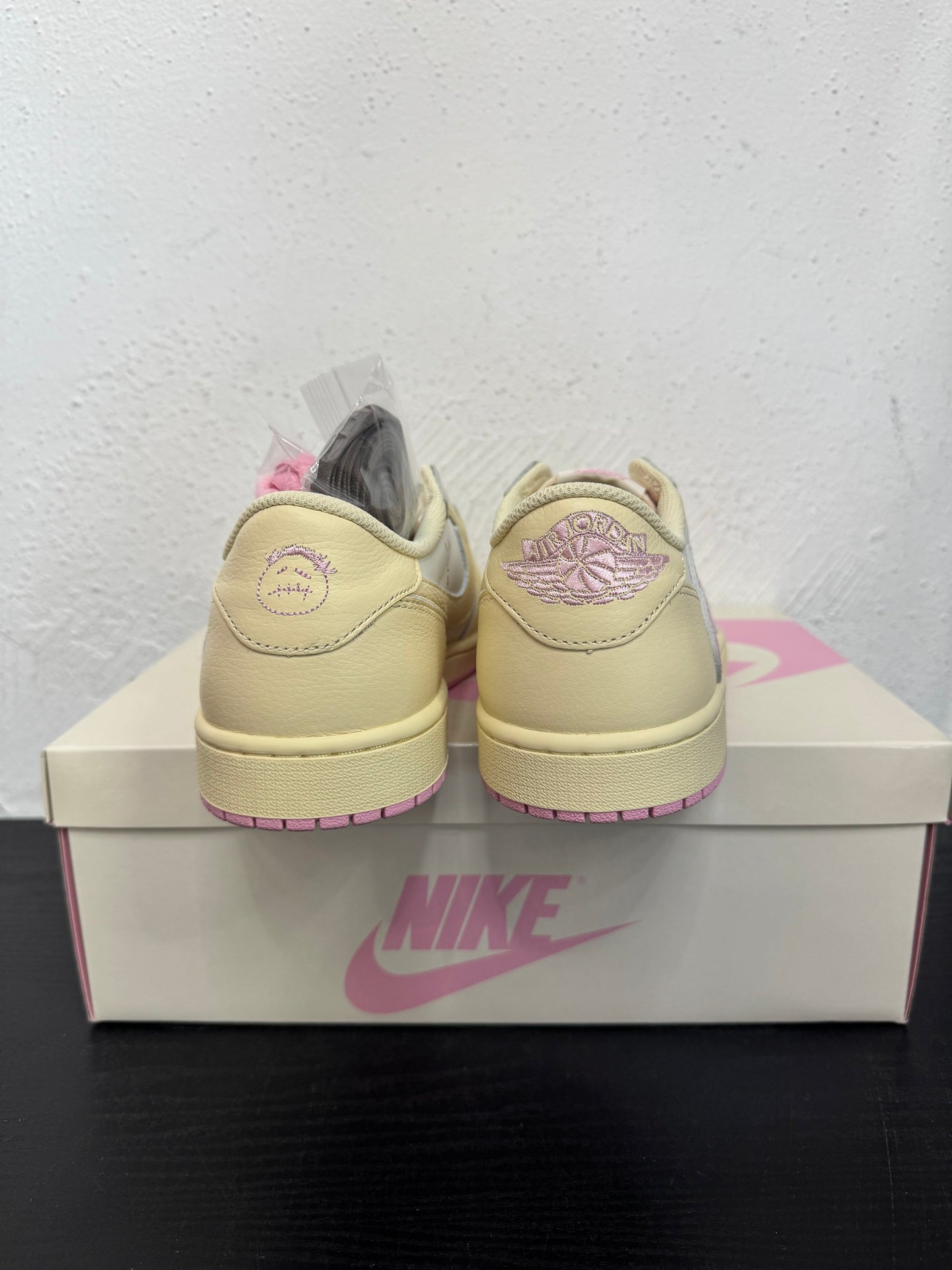 JORDAN 1 LOW TRAVIS SCOTT SHY PINK
