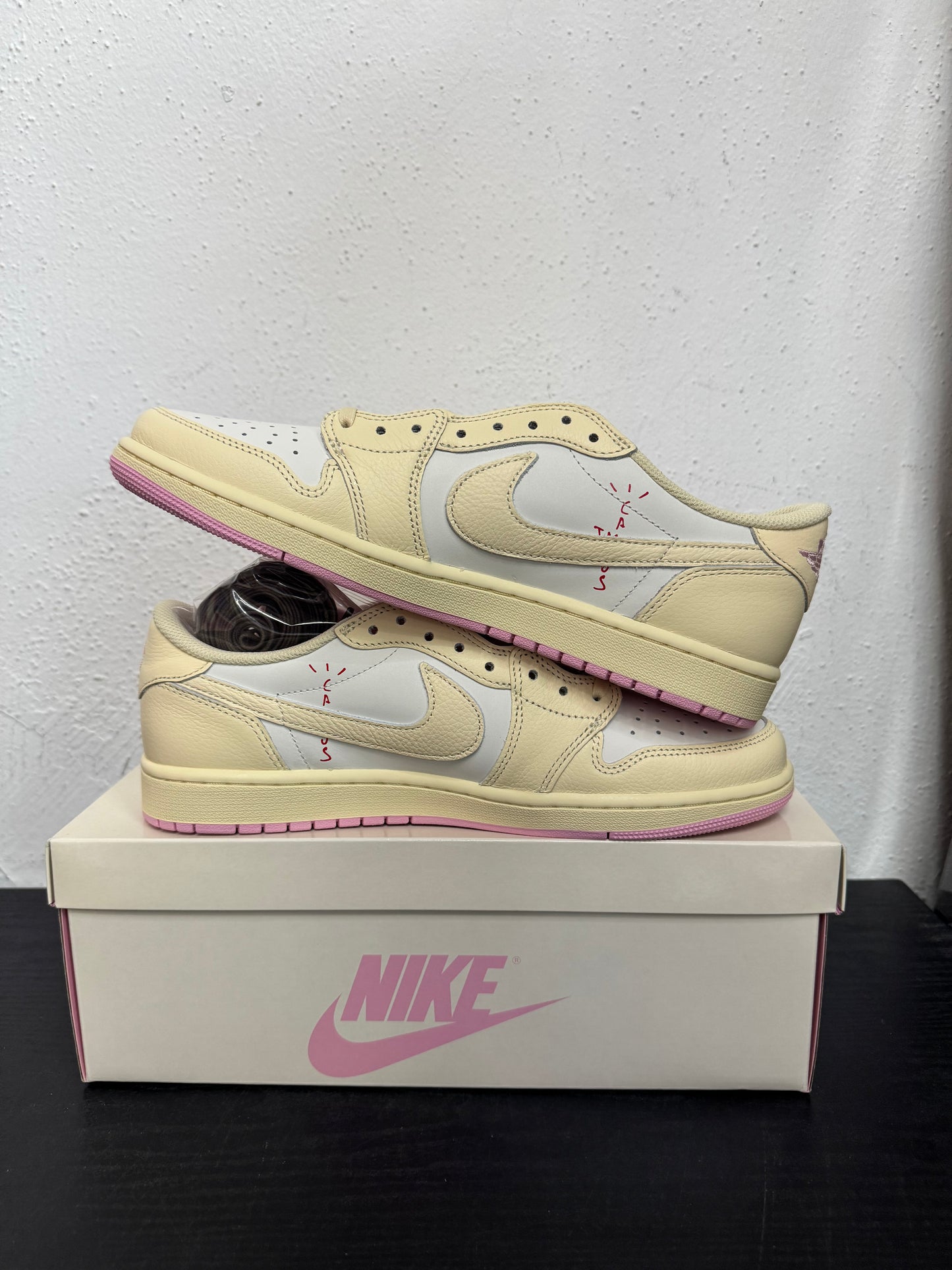 JORDAN 1 LOW TRAVIS SCOTT SHY PINK