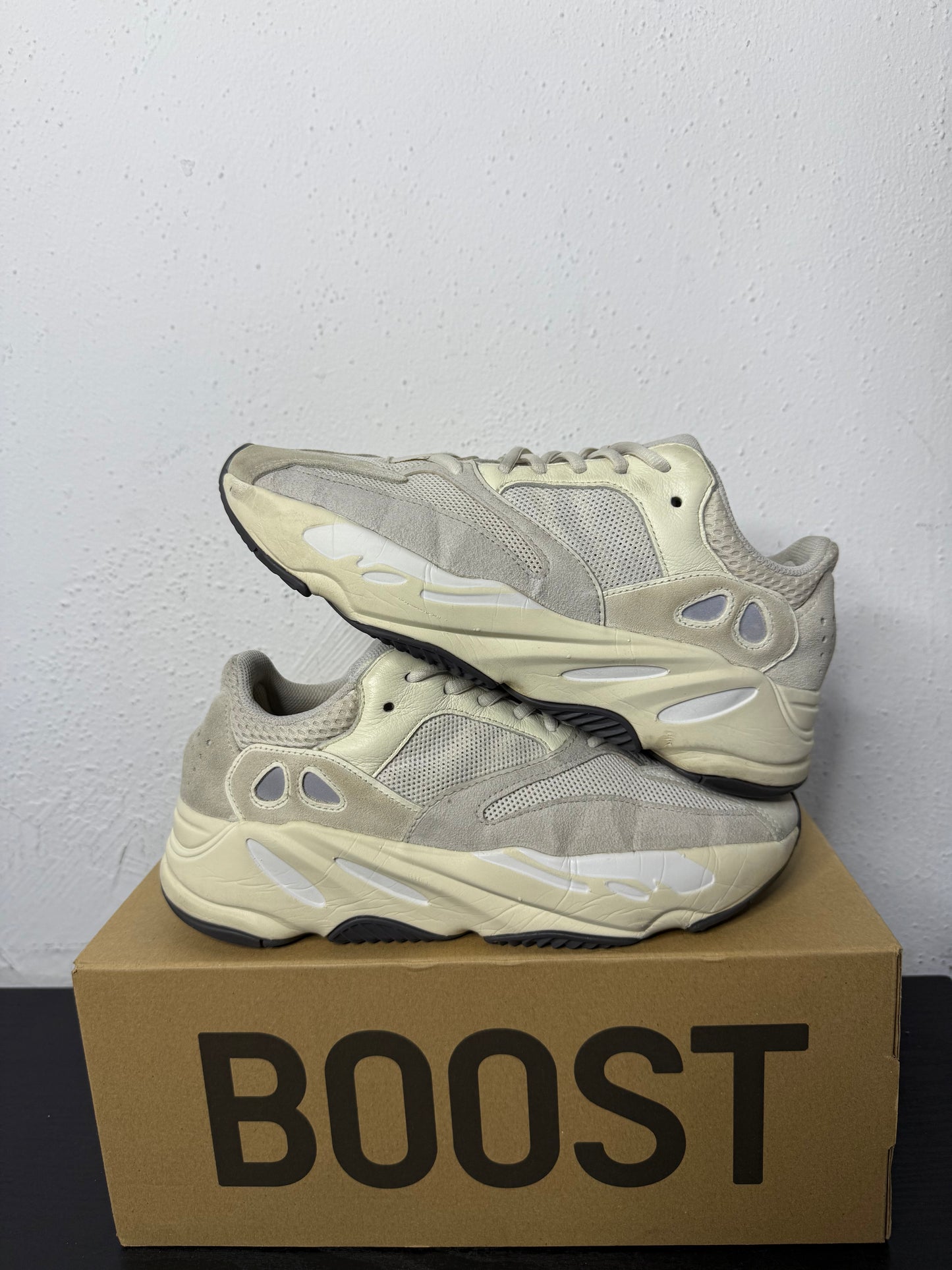 YEEZY 700 ANALOG (USED)