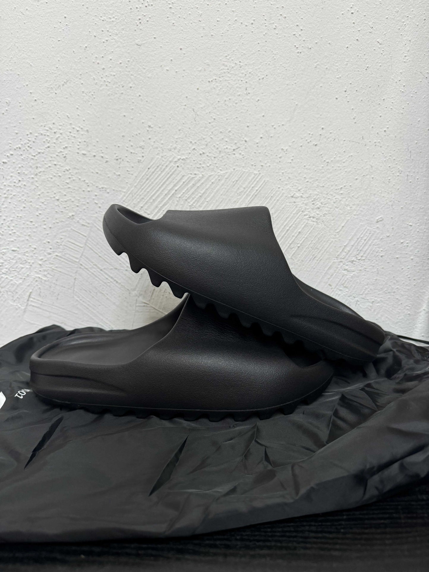 YZY YS-01 BLACK SLIDE