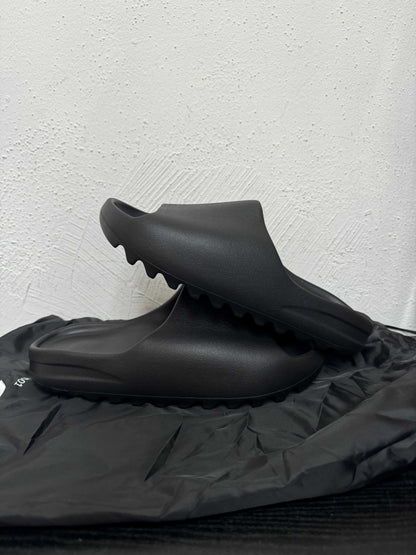 YZY YS-01 BLACK SLIDE