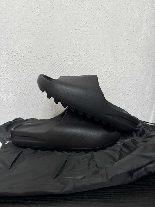 YZY YS-01 BLACK SLIDE