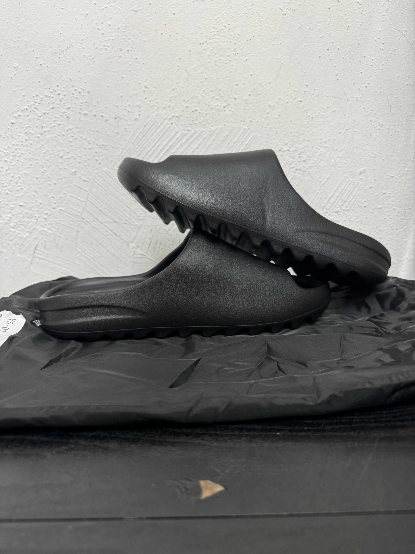 YZY YS-01 BLACK SLIDE