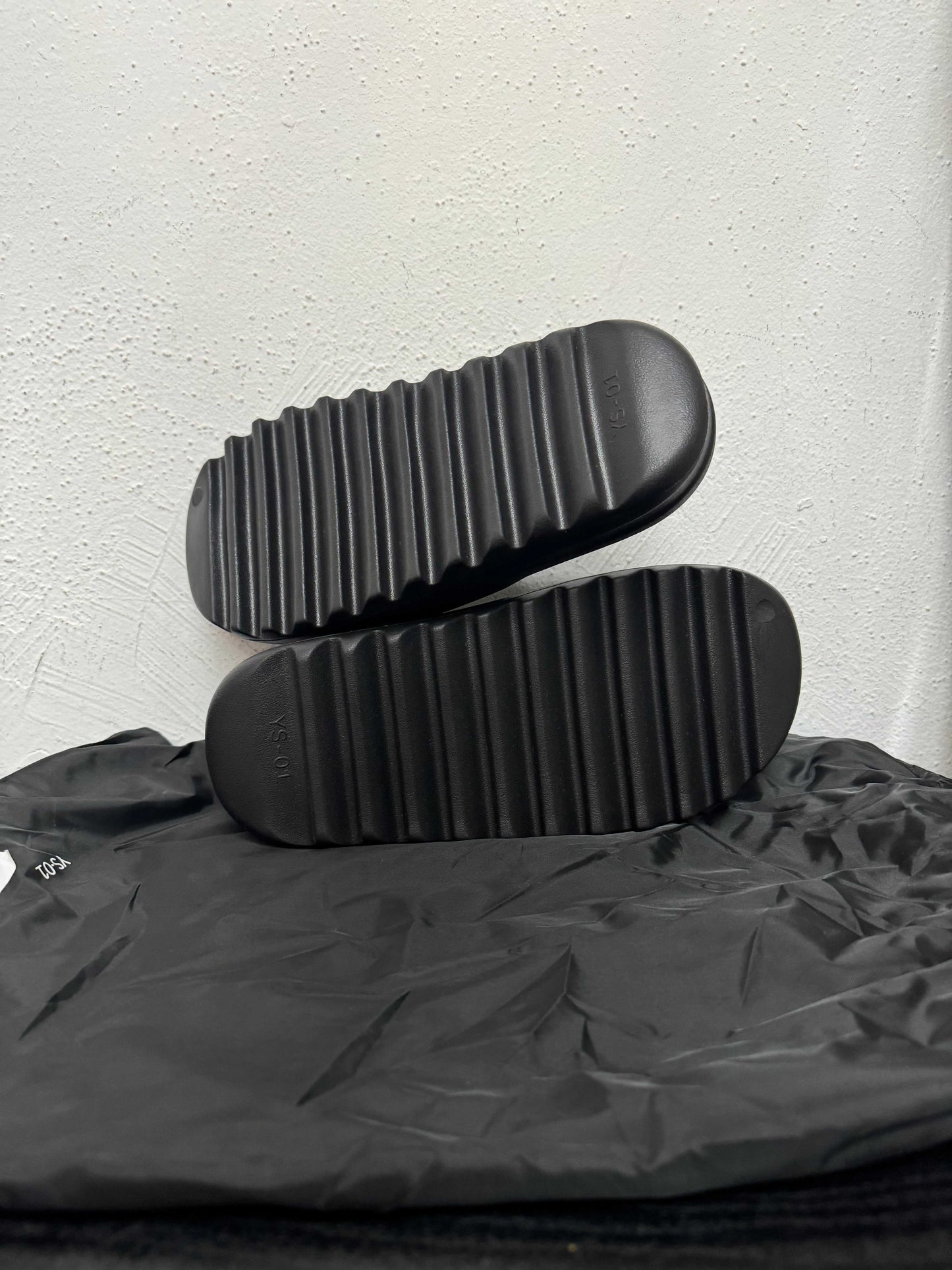 YZY YS-01 BLACK SLIDE