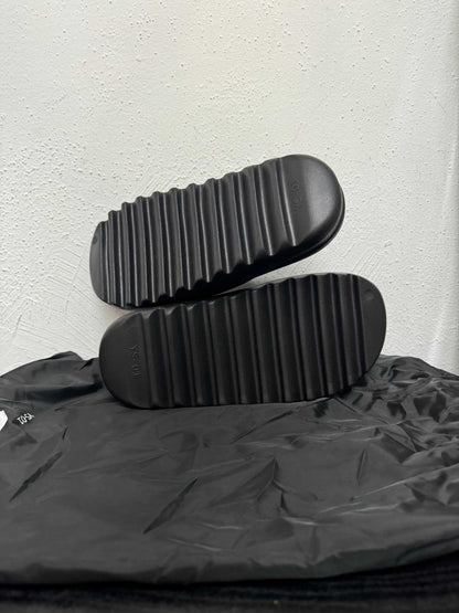 YZY YS-01 BLACK SLIDE