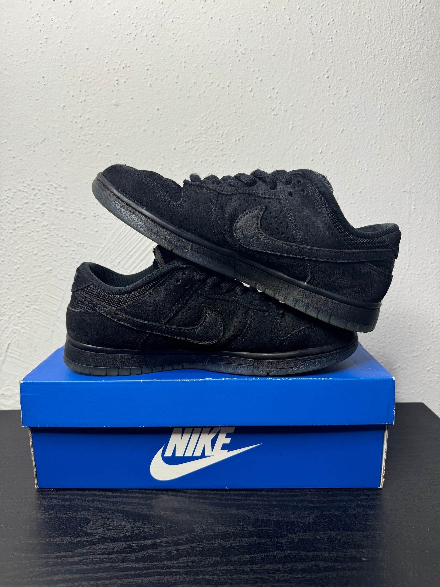 DUNK LOW UNDEFEATED 5 ON IT (USED)