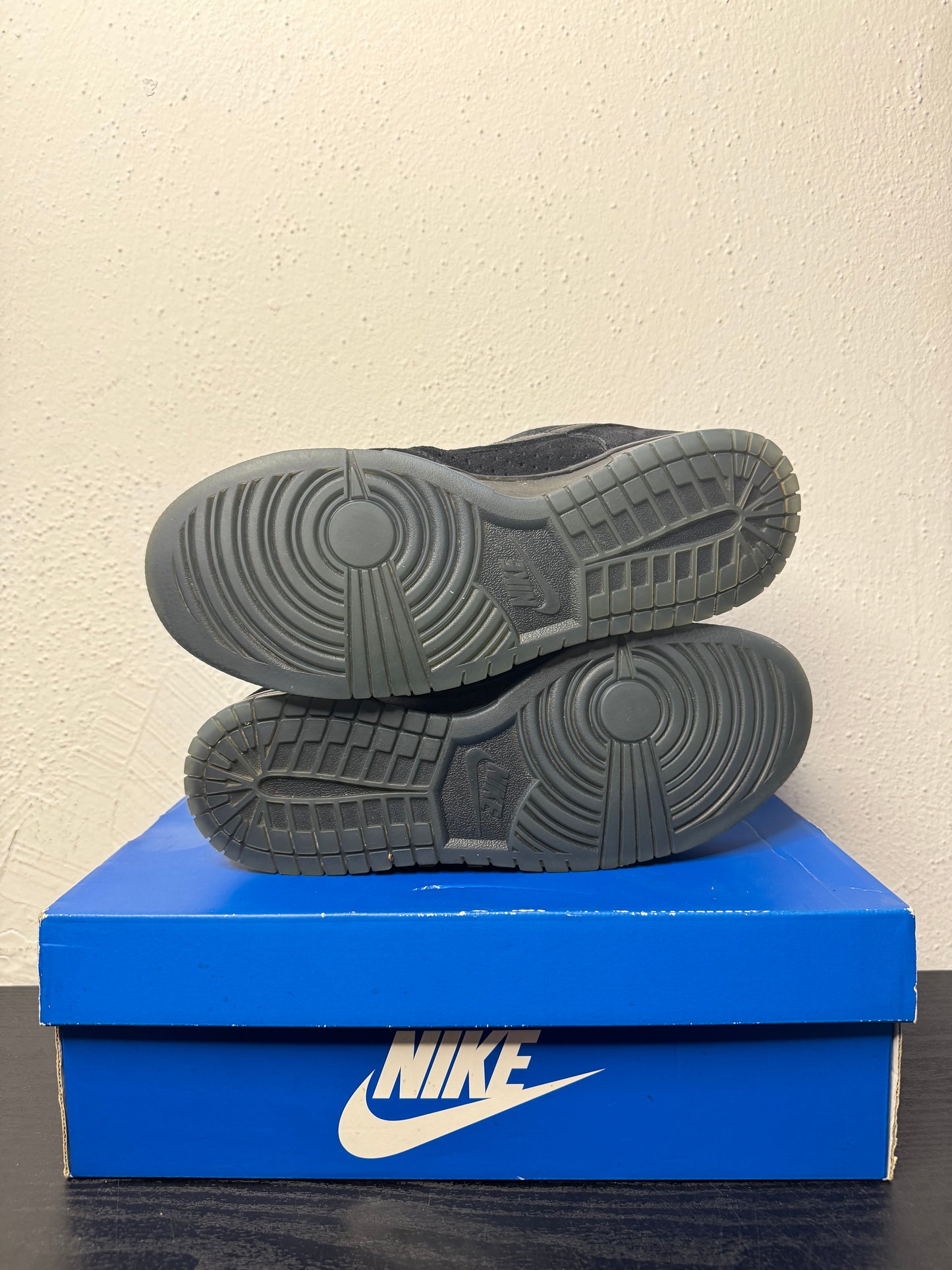 DUNK LOW UNDEFEATED 5 ON IT (USED)