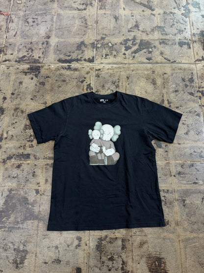 KAWS x UNIQLO BLACK TEE (USED)