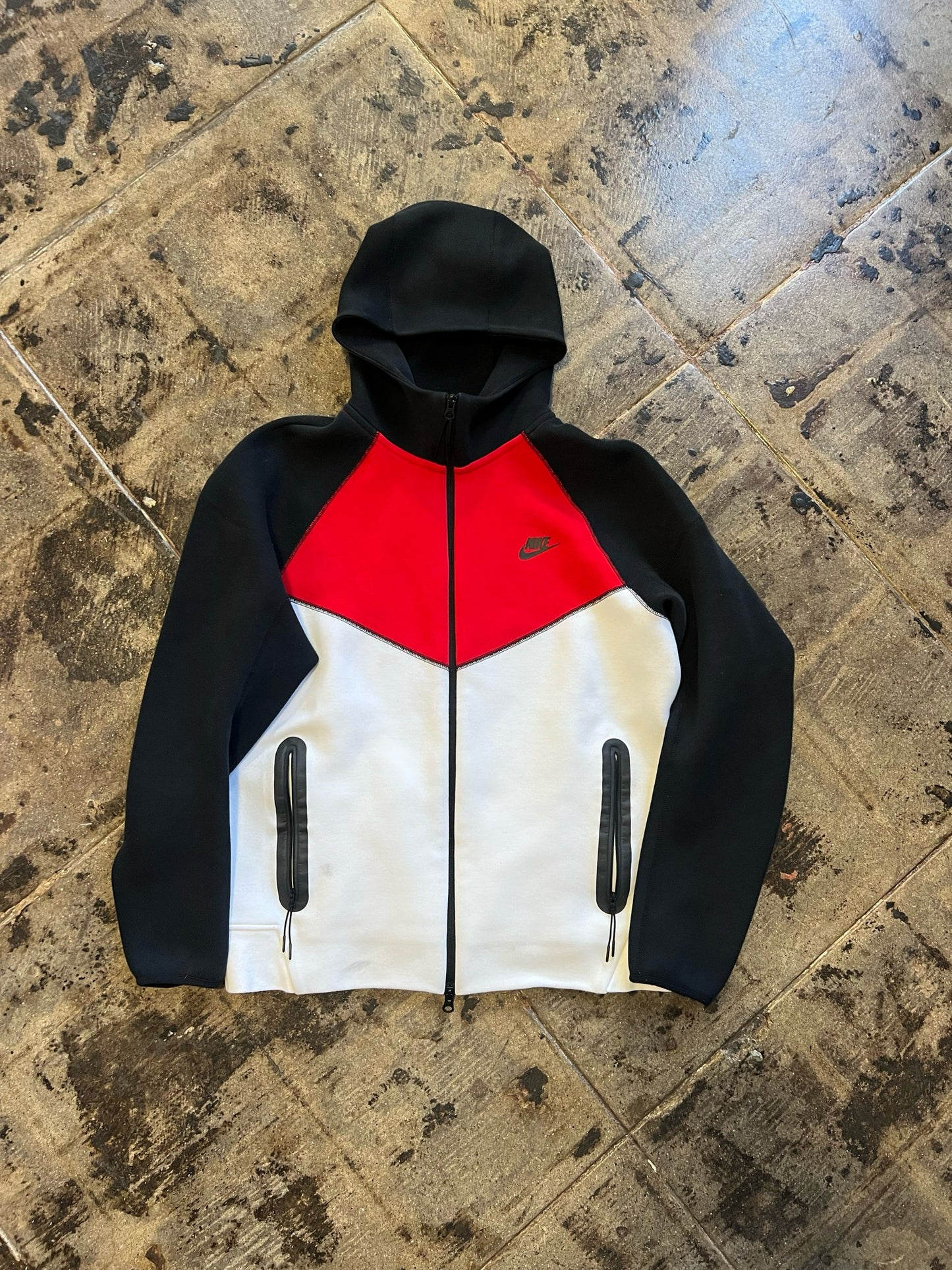 NIKE TECH BLK/RED/WHT SIZE:L