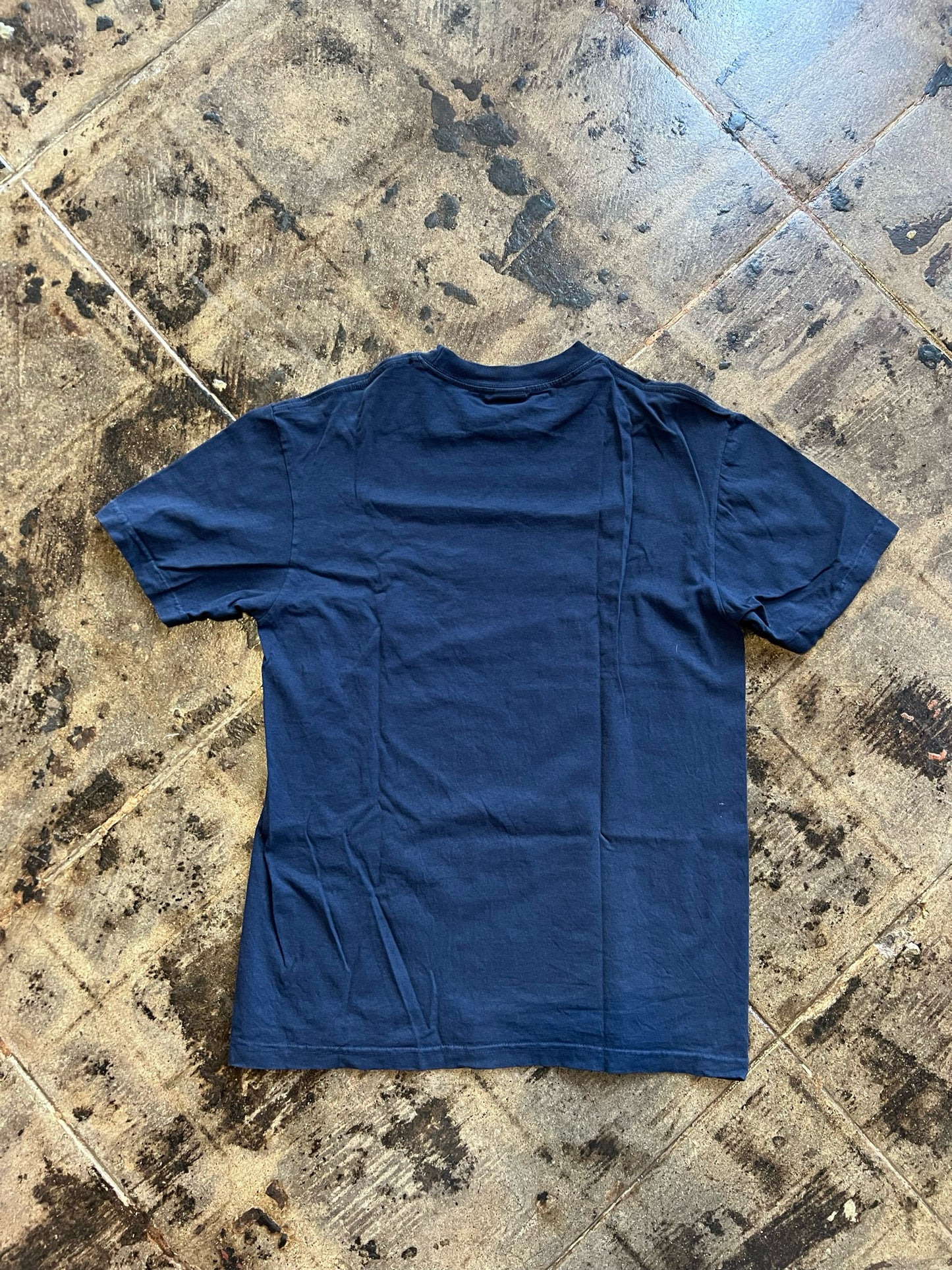 UNDFT BBALL NAVY TEE SIZE:M